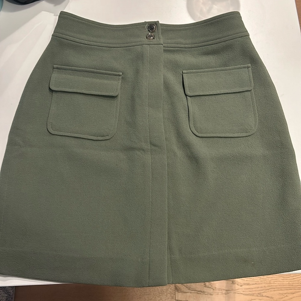 Like New Banana Republic Cargo Skirt. Size 2